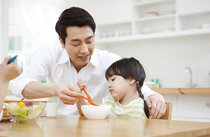 밥 안 먹으려고 하는 아이, 굶겨야 하나요?