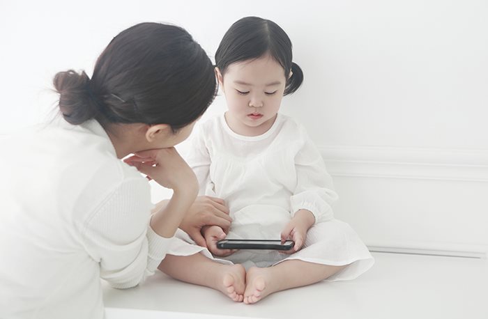 스마트폰, 아이 뇌 발달 '골든타임' 뺏는다