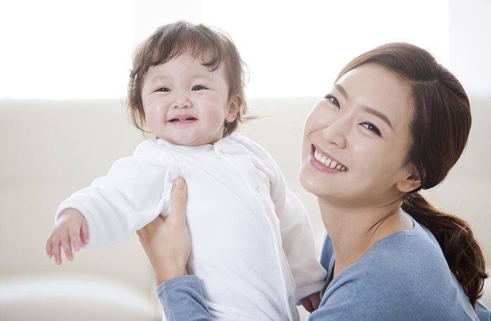 잠시도 엄마와 떨어지지 않으려는 아이