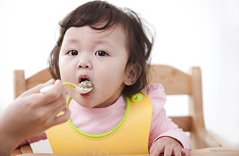 우리 아이 올바르게 이유식 먹이는 방법