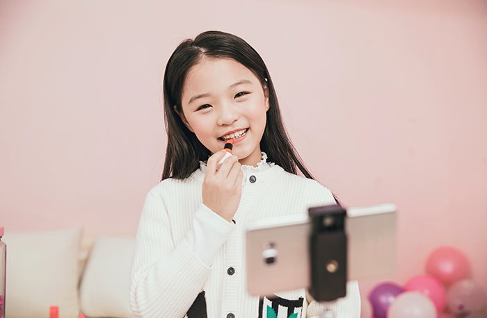 7세 딸, 벌써부터 화장하는 걸 좋아해요