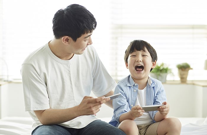 아빠 VS 스마트폰, 하나만 선택해야 한다면?