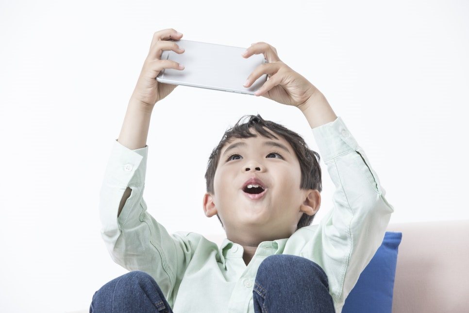 밥먹을 때마다 스마트폰 보여달라는 아이
