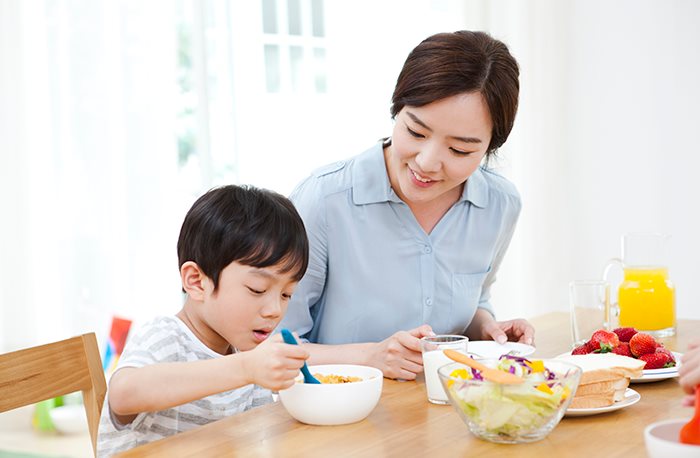 아이가 밥을 남기면 먹여주지 말고 치워주세요