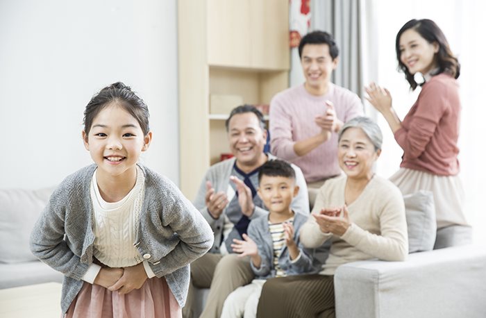 아이가 이웃을 만나도 인사를 하지 않고 숨어요