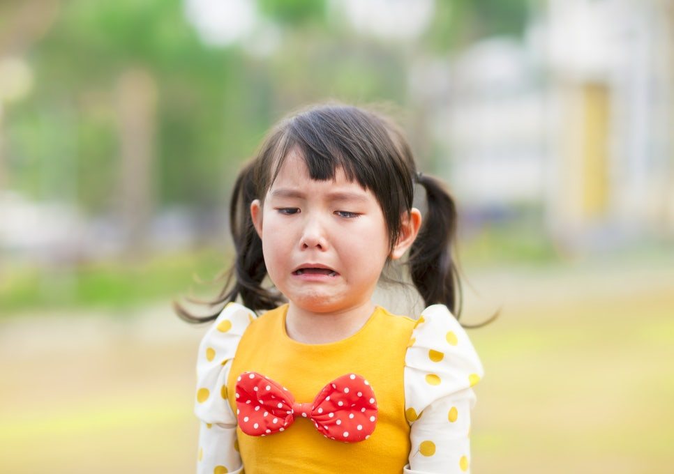 울음을 삼키는 아이, 칭찬하는 게 맞을까요?
