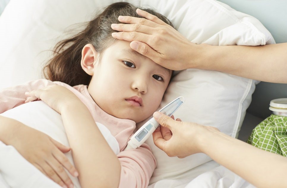 아이가 열날 때 우선적으로 할 일은?