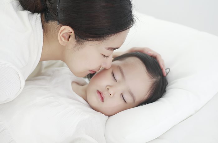 아기가 잘 때 배를 드러내고 벽에 붙어서 자요