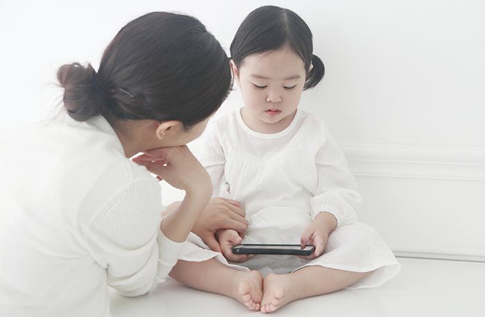 아이가 보는 앞에서 스마트폰을 하지 말라! '거울뉴런의 교훈'
