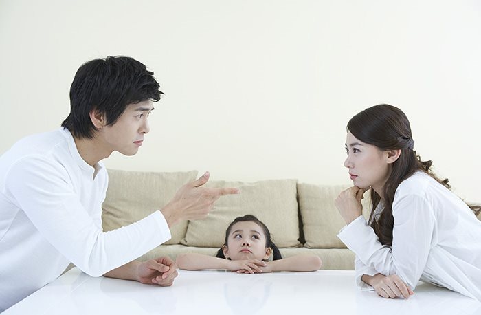 부모가 서로를 칭찬하는 양육