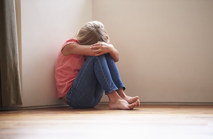 갑자기 어른의 접근을 거부하는 아이… 혹시?