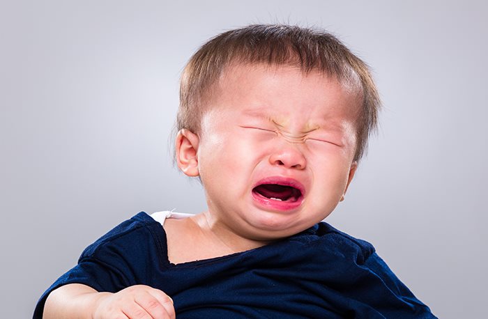 고집 부리며 벌렁 뒤로 누워서 우는 아이