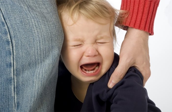 낯선 사람만 보면 안아달라 우는 아이, 어떡하죠?